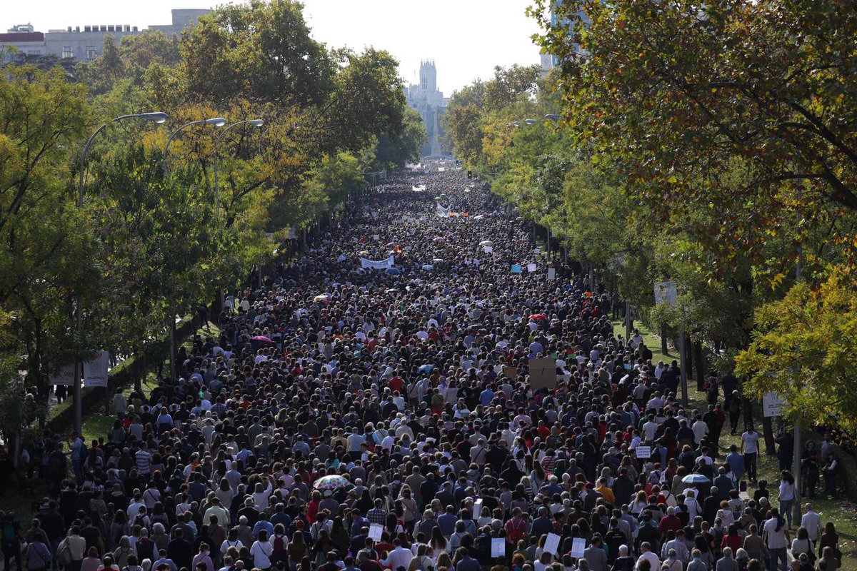 Columna norte desde Rubén Dario. No cabe un alfiler en la manifestación por la #SanidadPublica.
Foto de <a href="/Dafernicola/">David F. Sabadell</a> 
#SanidadPublicamadrid #SanidadDeCalidad