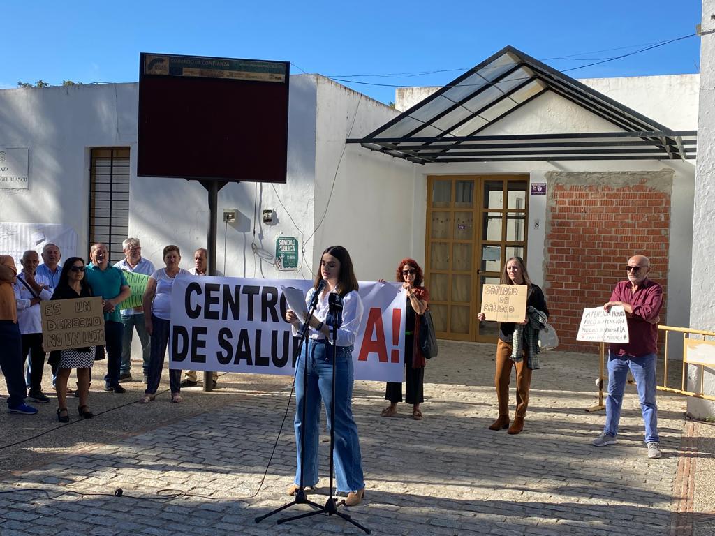 _JuanEspadas's tweet photo. Hoy, otro municipio andaluz, #Vejer, dice NO al desmantelamiento de la #SanidadPública. Sr Moreno, ¿hasta cuándo va a seguir haciendo oídos sordos a la voz de nuestros pueblos? La salud es un derecho esencial y miles de andaluces y andaluzas sufren la falta de atención sanitaria. https://t.co/lh9eDEhG7h