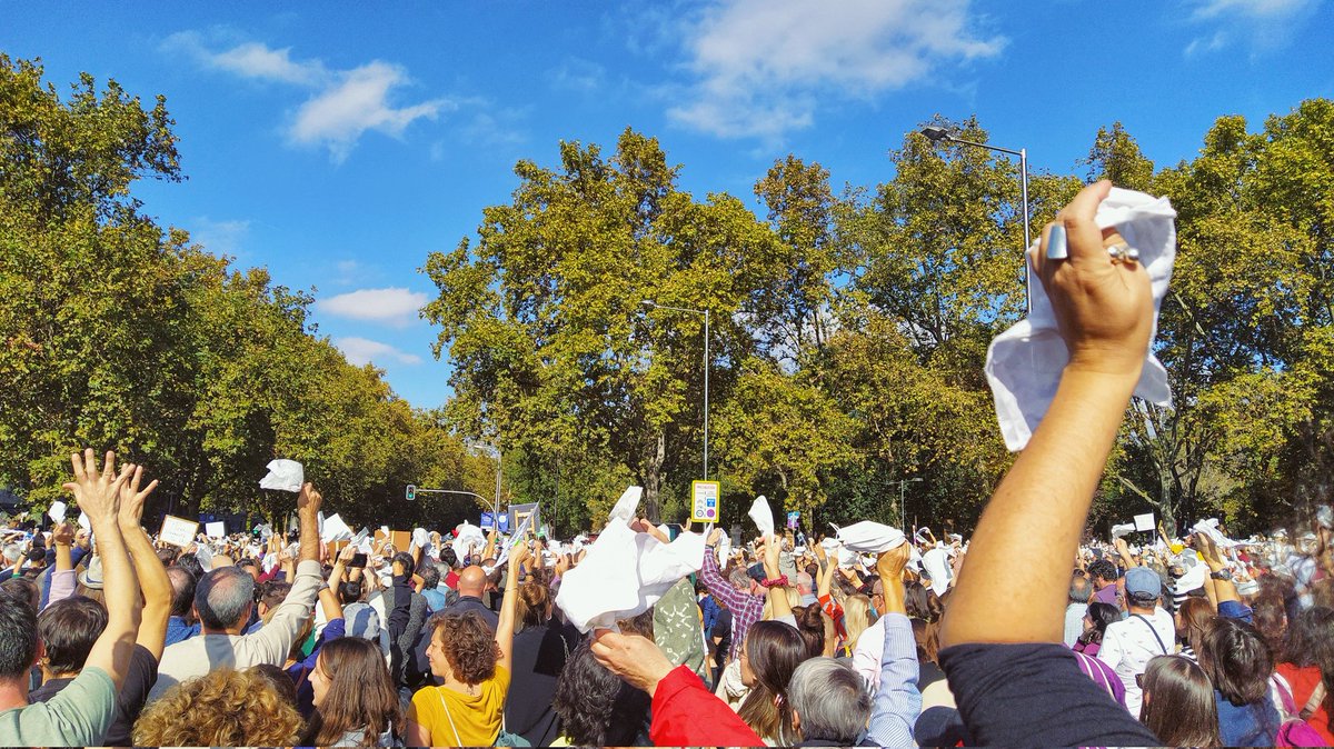 pramiro_'s tweet photo. Histórica movilización masiva hoy en Madrid: cientos de miles de personas desbordan las calles en defensa de la servicios públicos.

La marea blanca ya se llevó por delante una vez a Lasquetty y compañía, vamos a por la segunda.

#AyusoDimisión https://t.co/nwtIRfkaUu