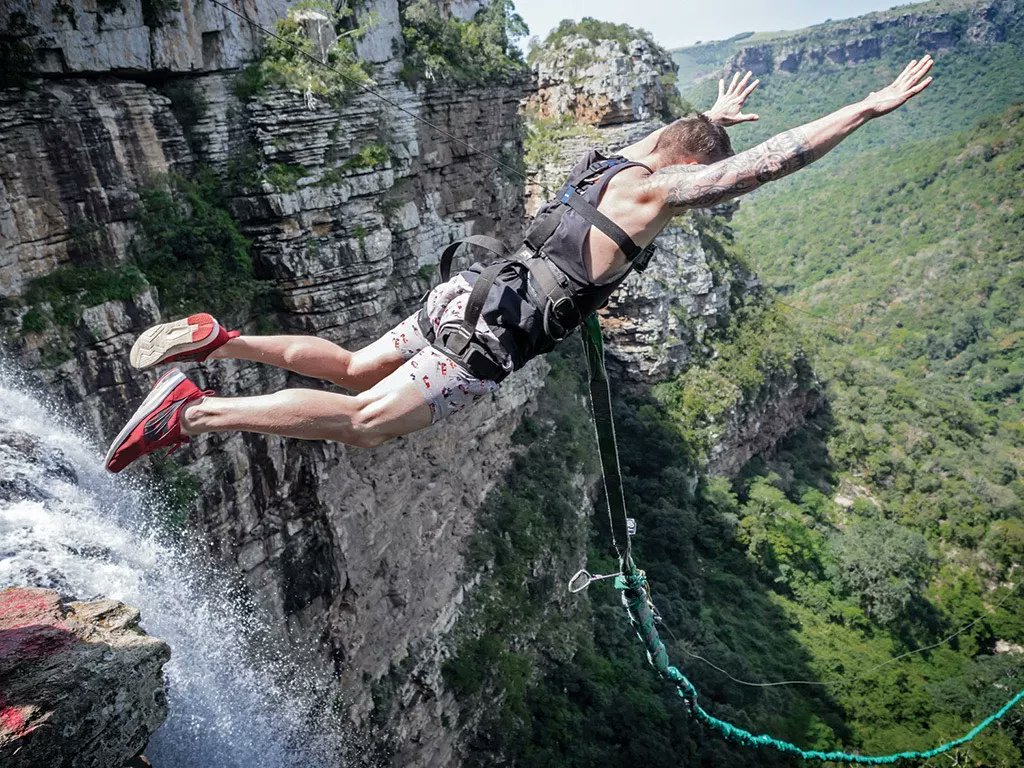 #AdventureSpecial: On her trip to SouthAfrica, @pallavipasricha dared to go cage diving with the sharks, took a gigantic leap into a gorge from 165 metres, and tackled 10 ziplines in the middle of a forest.

natgeotraveller.in/cliffhangers-a…