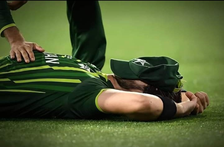 MWK88883's tweet photo. Here the hopes died 💔
#ShaheenShahAfridi #Final #pakvsenglivematch #PAKvsEnglive #Cricket #T20WorldCupFinal #PakistanZindabad #BabarAzam𓃵 #Shaheen #HERO 
@Cricketracker @HarisRauf14 @iShaheenAfridi @iNaseemShah @76Shadabkhan 🇵🇰 https://t.co/HsdDEtN69r