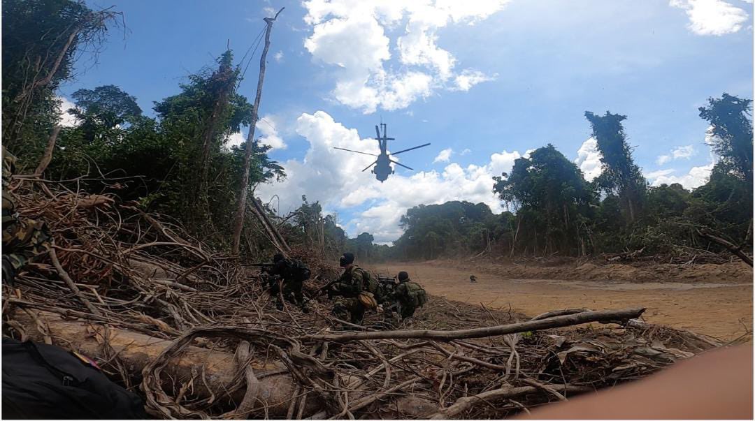 #13Nov || FANB en defensa de nuestra Soberanía y la lucha contra el narcotráfico inutiliza pista clandestina construida por grupos asociados al narcotráfico, la minería ilegal y la trata de personas, en medio de la espesura de la Reserva Forestal de Imataca.