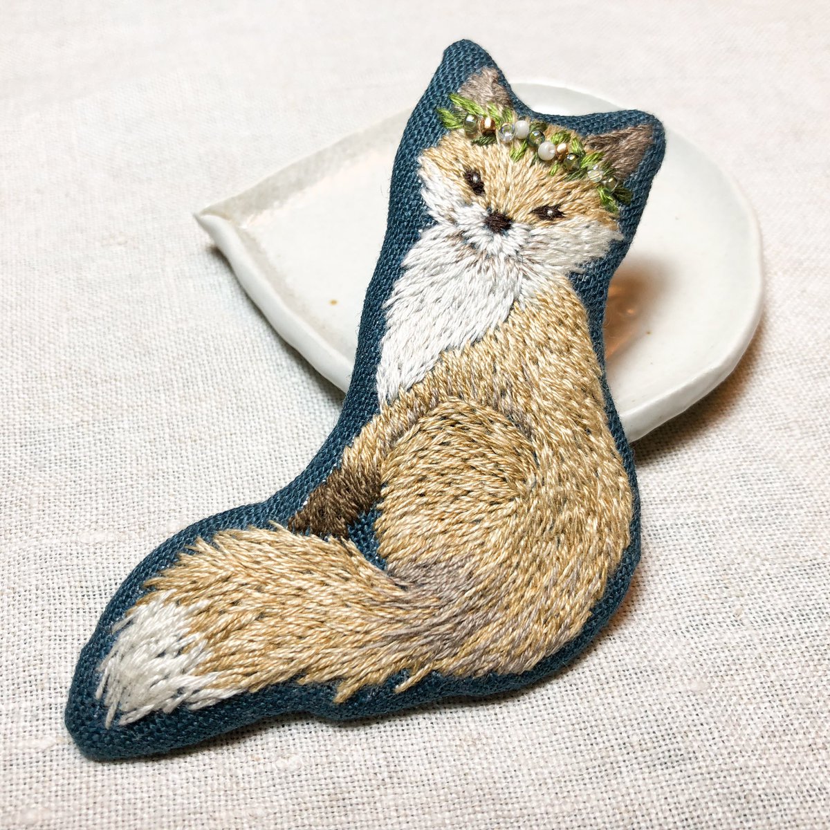 decolapepe's tweet photo. 刺繍したまま放置してあったものをまとめてブローチにした。アタマにビーズ（class101のコースの残り物）で飾りとかつけてみたりして。ブローチづくり、結構骨の折れる工作仕事だった…材料のプラ板、ピン、フェルト、レザーは全て100均。
#森本繭香 さんの著書より、#動物刺繍 
#embroidery #class101 https://t.co/fPC04ikXx6
