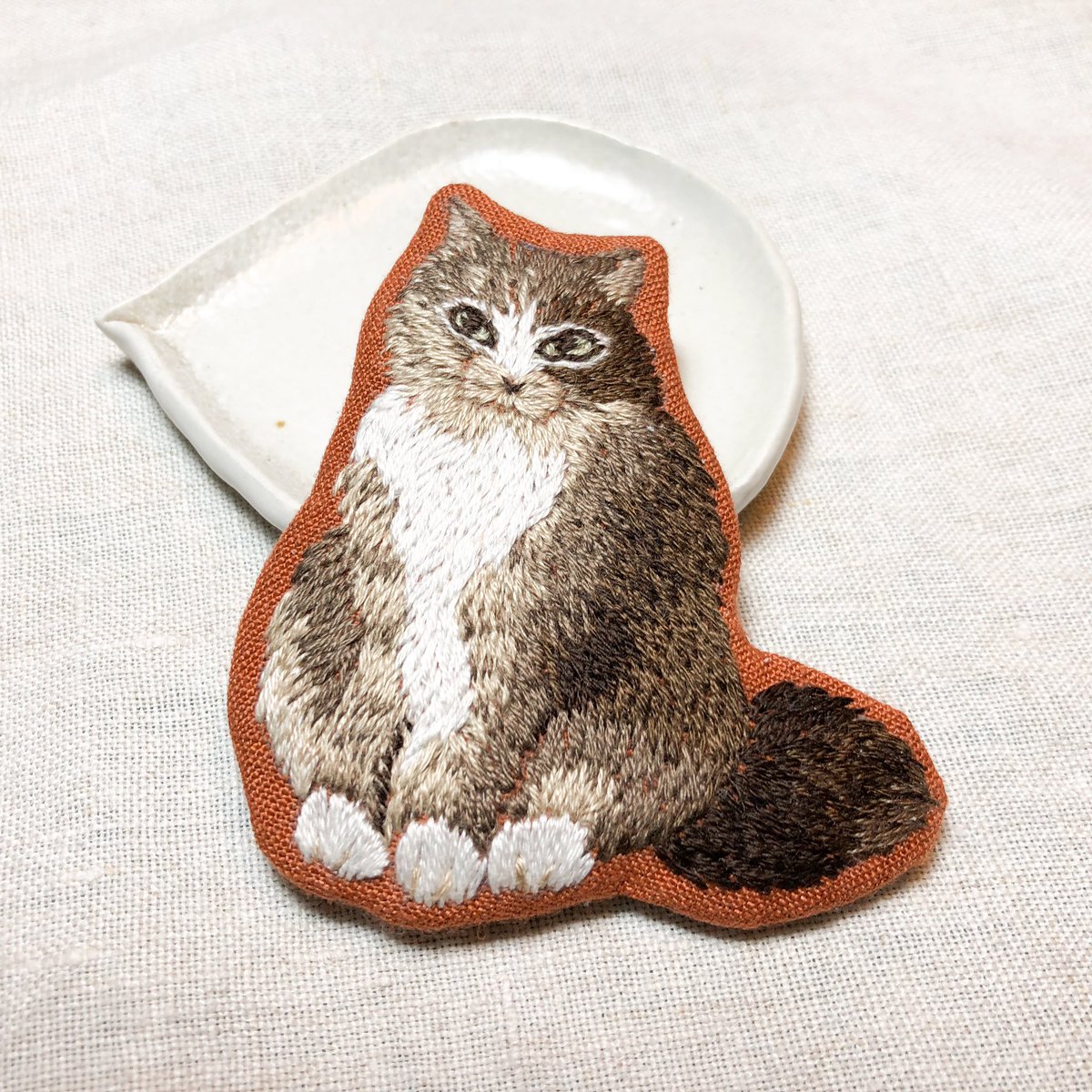 decolapepe's tweet photo. 刺繍したまま放置してあったものをまとめてブローチにした。アタマにビーズ（class101のコースの残り物）で飾りとかつけてみたりして。ブローチづくり、結構骨の折れる工作仕事だった…材料のプラ板、ピン、フェルト、レザーは全て100均。
#森本繭香 さんの著書より、#動物刺繍 
#embroidery #class101 https://t.co/fPC04ikXx6
