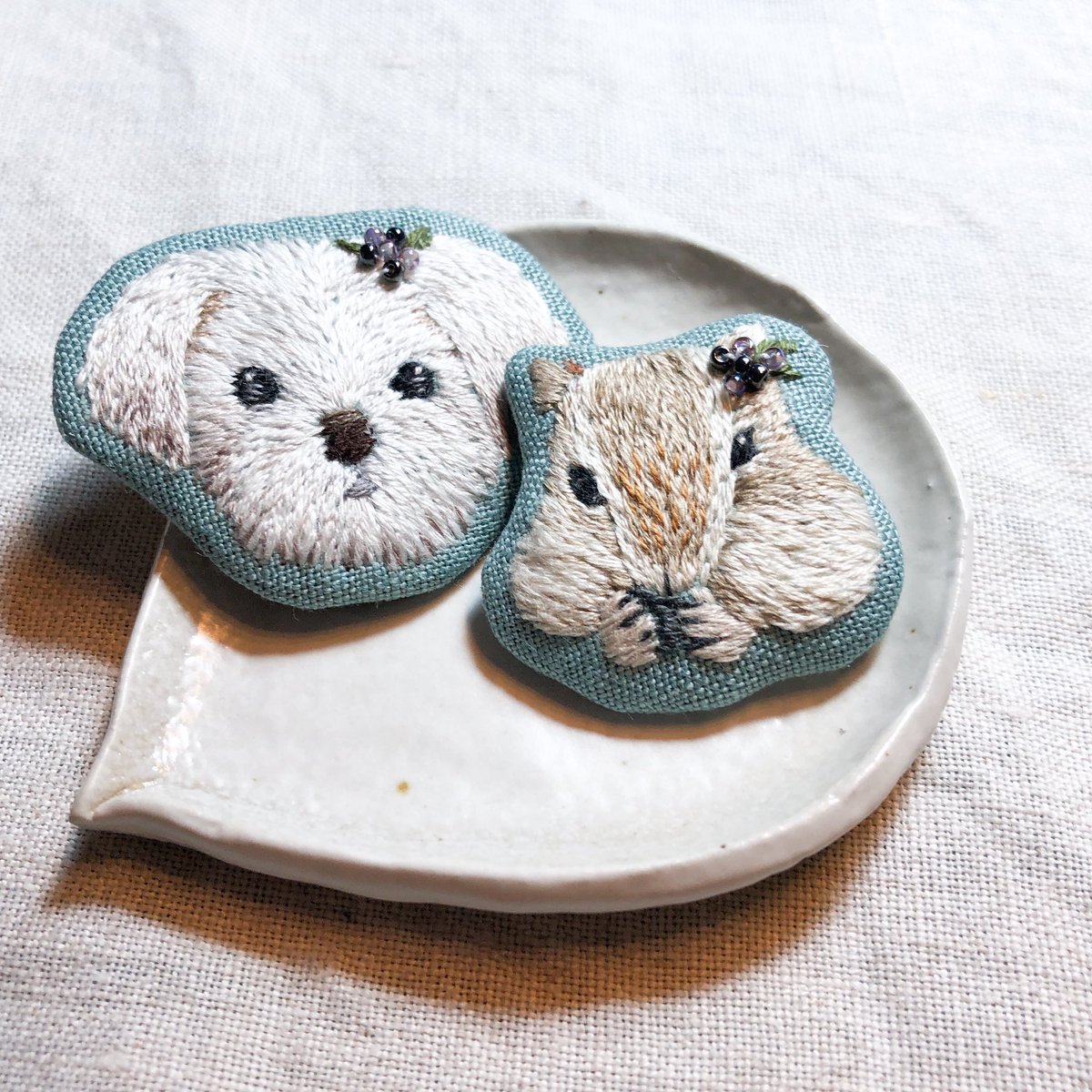 decolapepe's tweet photo. 刺繍したまま放置してあったものをまとめてブローチにした。アタマにビーズ（class101のコースの残り物）で飾りとかつけてみたりして。ブローチづくり、結構骨の折れる工作仕事だった…材料のプラ板、ピン、フェルト、レザーは全て100均。
#森本繭香 さんの著書より、#動物刺繍 
#embroidery #class101 https://t.co/fPC04ikXx6