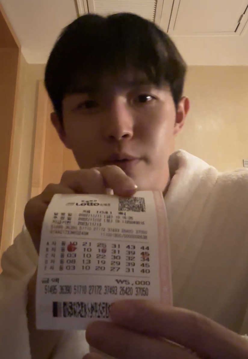 Yves__eve's tweet photo. เกิดมาเพิ่งเคยเจอไอดอลตรวจหวยกลางไลฟ์ อิหยังวะเนี่ย5555555555 อยู่ดีๆพี่แจฮวานก็ถามว่าวันนี้วันอะไร วันอาทิตย์เหรอ วันอาทิตย์ใช่ป่ะ?!! แป๊ปนะ ฮีได้ลอตโต้เป็นของขวัญมา3ใบ ไหนทุกคนบอกเลขมาหน่อยสิ เดี๋ยวผมไปเอาปากกาก่อน ไม่มีปากกาเอาลิปสติกมาตรวจไปเลยดิ อห กุเหนื่อยมากนะ5555555 https://t.co/YpQ0Qo0LVm