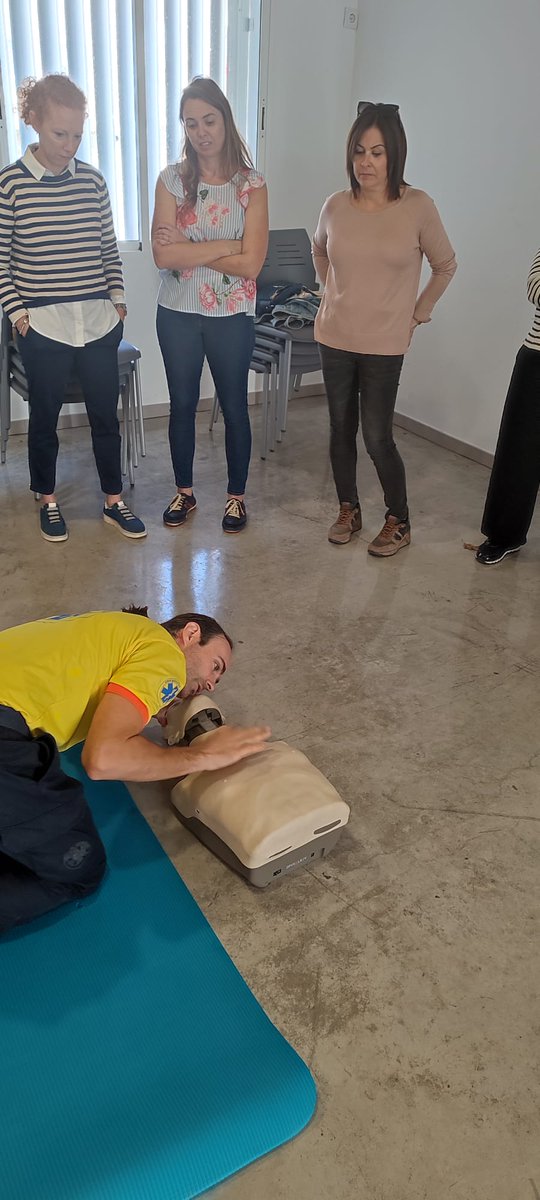 semgencat's tweet photo. #EstàPassant: participem a les Jornades Salut i Infància, a La Ràpita, on mostrem el funcionament d’una ambulància i ensenyem #RCP a nens i nenes. https://t.co/dtKJzeF24i