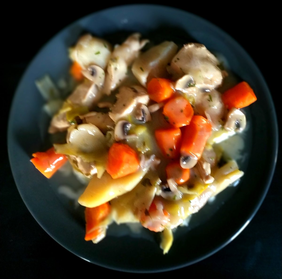 Fred_Dorville's tweet photo. Amis de la #BattleKitchen je vous propose un classique revisité :
Poulet au pot sauce à l'estragon.
Un plat gourmand et peu calorique : recette by @ww_us https://t.co/9Zlp5QHVCl