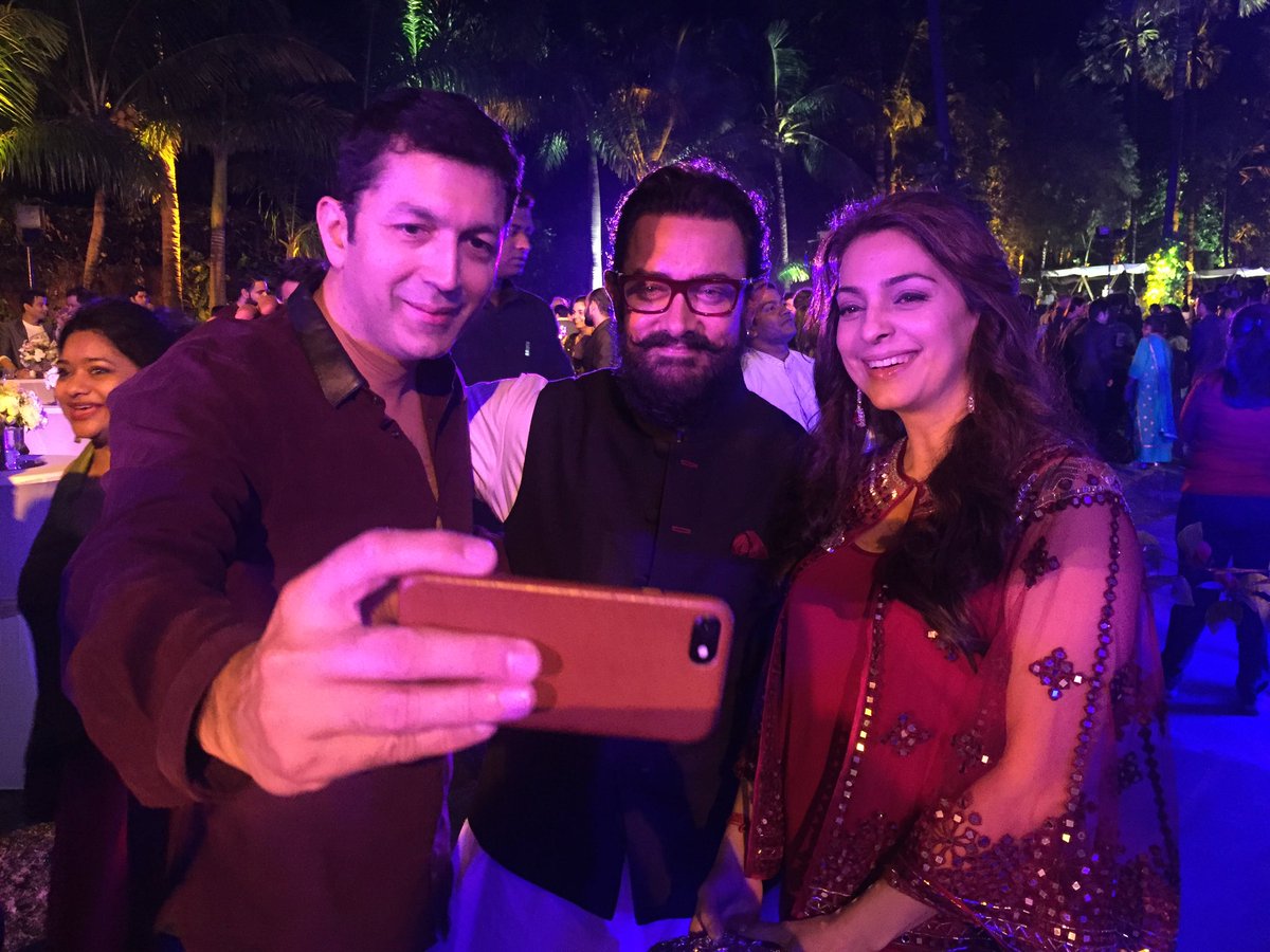 preet_2612's tweet photo. @kunalkohli @iam_juhi That was me Kunal 🙋🏼‍♀️ ! Have one where you tried without glasses too 😉 https://t.co/xu2aFMk6OW
