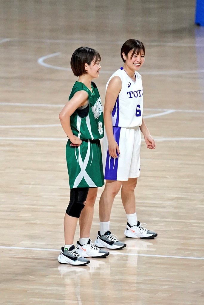 aoakadaisuki's tweet photo. バッシュおそろだねって話してるのかな🤭
#三井住友銀行
#TOTO
#中村和泉 選手
#小関梨帆 選手
#zoomfreak2 https://t.co/XTSgPIYfJ2