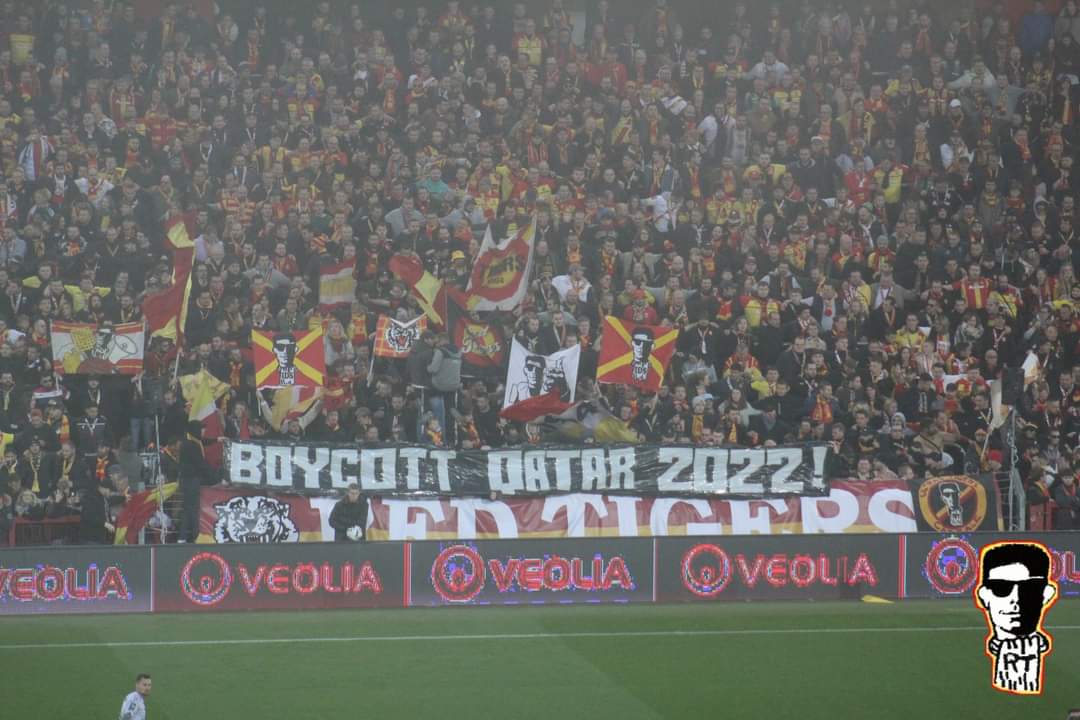 louis_seba's tweet photo. En France depuis hier les banderoles se multiplient dans les tribunes populaires contre la coupe du monde de la honte. Comme le résument les Magic Fans: "Trop de choses à dire, alors on va faire simple: boycott Qatar 2022".
#BoycottQatar2022 
#BoycottFIFA https://t.co/zzJKdpnZUv