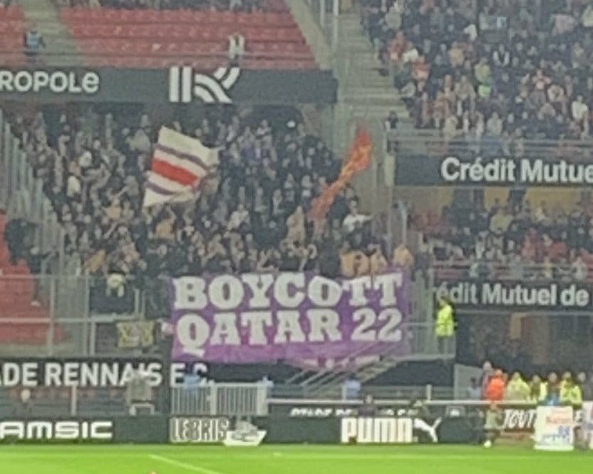 louis_seba's tweet photo. En France depuis hier les banderoles se multiplient dans les tribunes populaires contre la coupe du monde de la honte. Comme le résument les Magic Fans: "Trop de choses à dire, alors on va faire simple: boycott Qatar 2022".
#BoycottQatar2022 
#BoycottFIFA https://t.co/zzJKdpnZUv