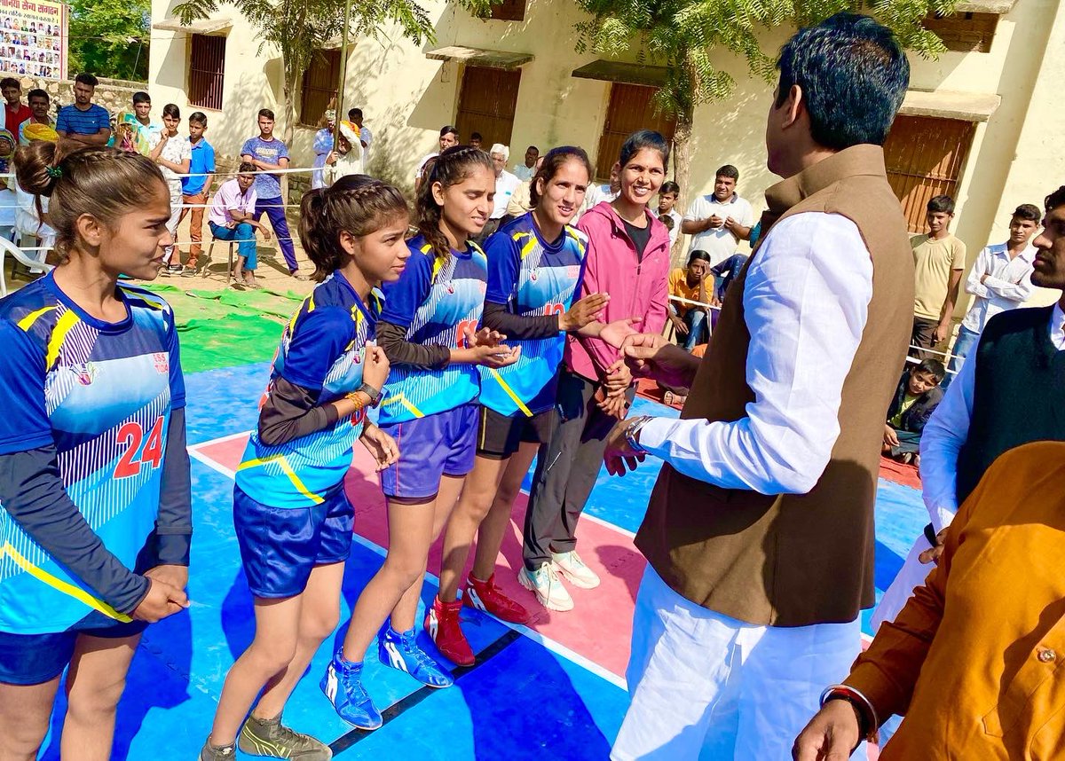 OfficeOfDrVikas's tweet photo. मेरे पैतृक गांव तिलोनिया में चल रही बालिका वर्ग की 66वीं ज़िला स्तरीय कबड्डी प्रतियोगिता में उपस्थित हुआ। इस अवसर पर वरिष्ठजनों का आशीर्वाद मिला, नौजवान साथियों से स्नेह प्राप्त हुआ।
मेरा गाँव मेरी आत्मा में बसता है। मैं तिलोनिया परिवार के सदस्य के रूप में हमेशा अपनों के साथ हूँ। https://t.co/VNw3HBktId