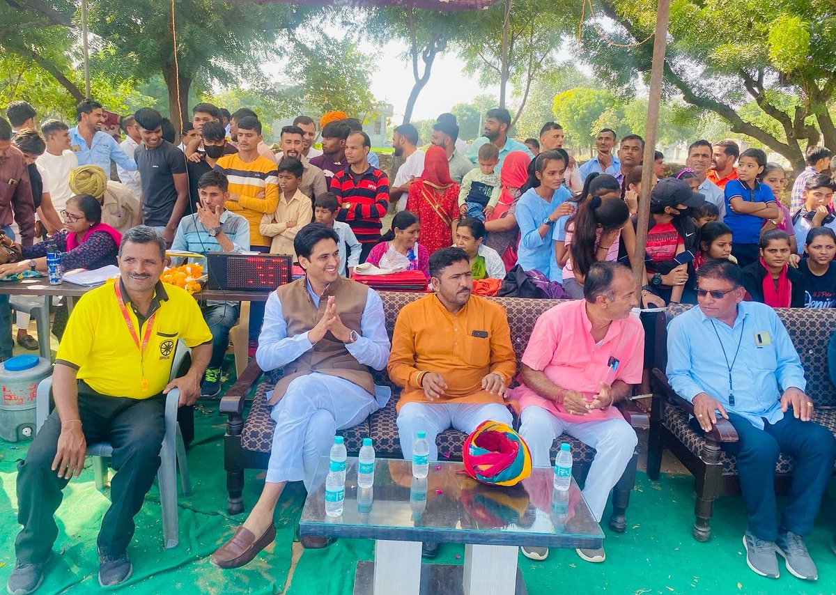 OfficeOfDrVikas's tweet photo. मेरे पैतृक गांव तिलोनिया में चल रही बालिका वर्ग की 66वीं ज़िला स्तरीय कबड्डी प्रतियोगिता में उपस्थित हुआ। इस अवसर पर वरिष्ठजनों का आशीर्वाद मिला, नौजवान साथियों से स्नेह प्राप्त हुआ।
मेरा गाँव मेरी आत्मा में बसता है। मैं तिलोनिया परिवार के सदस्य के रूप में हमेशा अपनों के साथ हूँ। https://t.co/VNw3HBktId