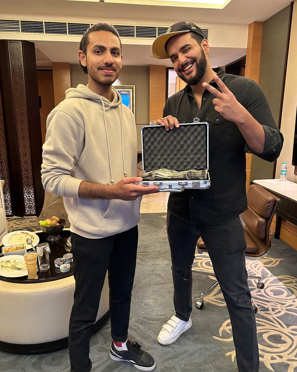 Travelled to different cities to SURPRISE my subscribers with iPhone and 2.5 lakh cash prize.. 
NEW VIDEO OUT !! GO WATCH IT NOW

youtu.be/Q66MvTDfOmY