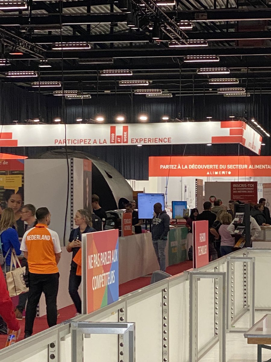 GallLaurent's tweet photo. Aux #StartechsDays2022 organisés par @worldskillsBE , l’espace @foodatworkFR fait recette. Le stand 57 plonge les visiteurs dans le secteur alimentaire en leurs faisant fabriquer eux-mêmes de délicieux 😋 produits, avec @LeForem #Formalim & #Epicuris https://t.co/UUELk50b9s