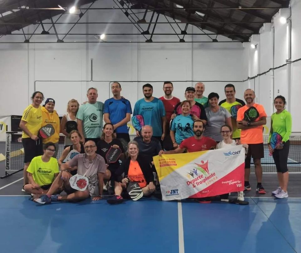Tarde de Pickleball junto a los compañeros de El Retiro (Madrid) y @pickleballcadiz.
Dos de nuestros socios les unió el trasplante de Médula ósea y el deporte. Alberto, de Cádiz y Jules nacionalidad Inglesa, reside en Madrid.
#DonaÓrganos
#DonaMédulaÓsea
#donatejidos
#DonaPlasma,