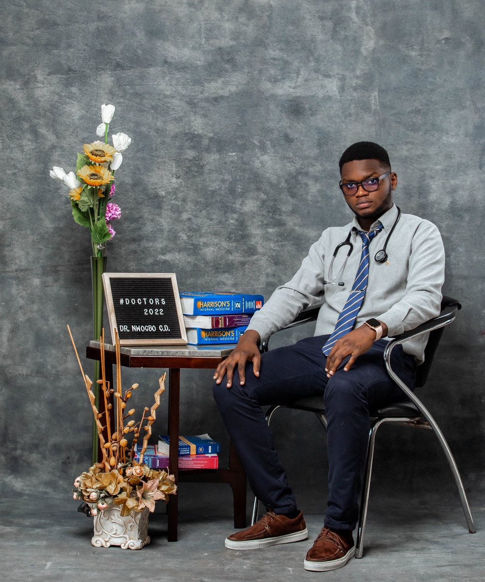 DavidNwogbo's tweet image. Mom and Dad, you both are the priceless blessing in my life. I wouldn’t be where I am today without your inspiration and support. Thank you for all your guidance! And to my lovely Siblings 
It’s Official Dr. Nwogbo .C. David
#GODDID22 #UHASMED22 
On to the NEXT !