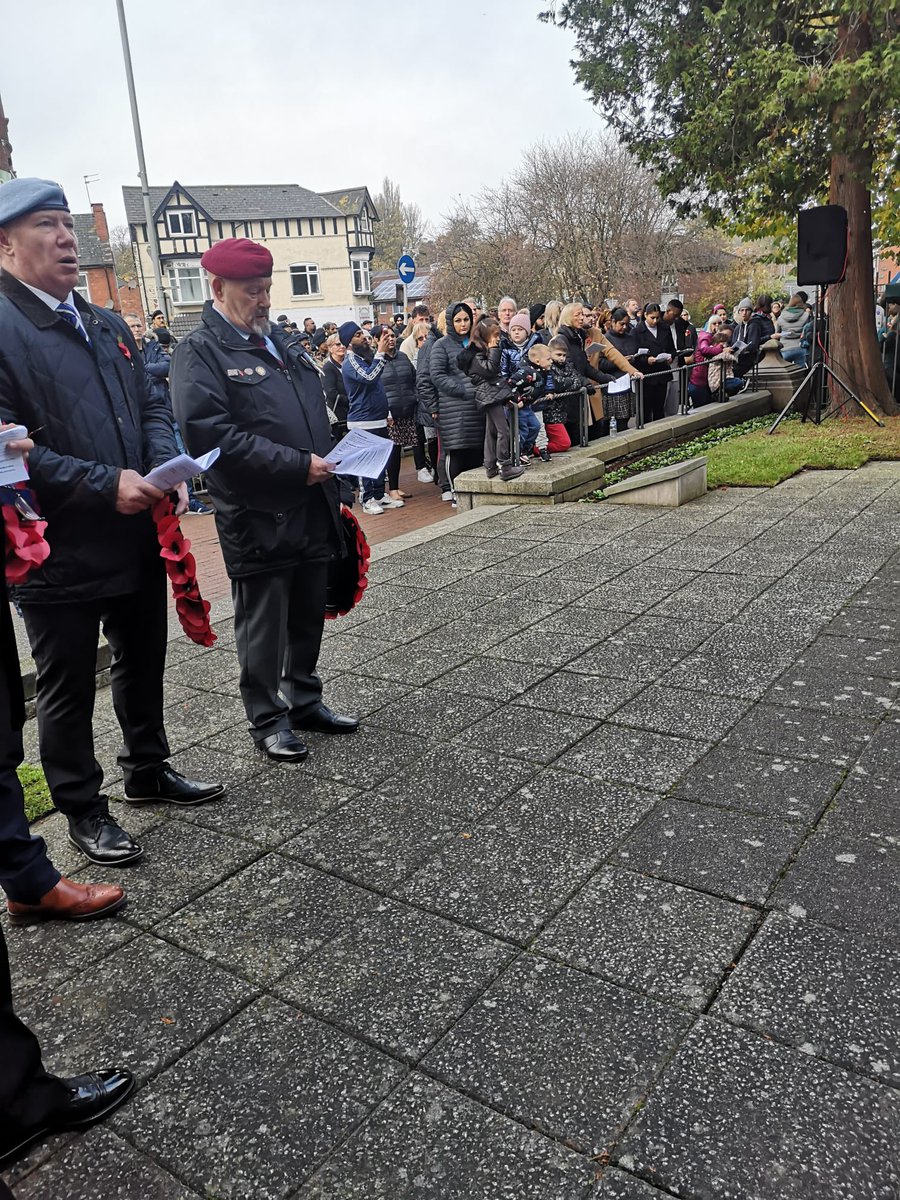 SmethwickWMP's tweet photo. Today great turnout at the  Smethwick Cenotaph attended by Smethwick Team 2 - PS WILLETTS and PC DAVIES #LestWeForget #RemembranceSunday #RemembranceDayParade #WeWillRememberThem https://t.co/vt4yMSssSp