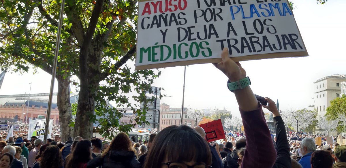 UgtSur's tweet photo. Manifestación en defensa de la sanidad pública madrileña. Estos aplausos son prolongación de los de los balcones. ¡Ayuso dimisión! https://t.co/60nOWU7ySZ