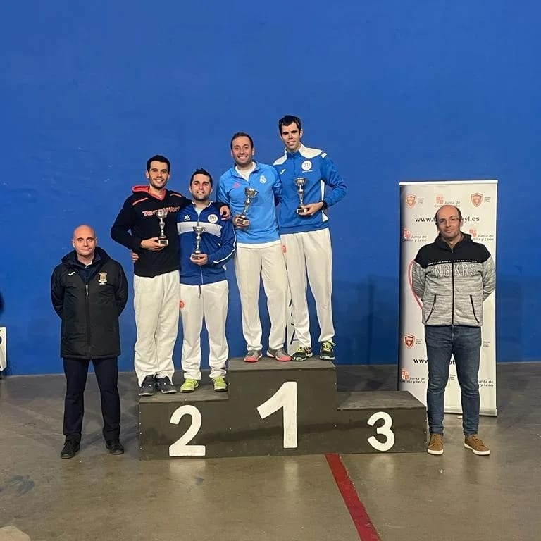 I ABIERTO DEL CT° DE CYL DE CLUBES DE FRONTENIS PREOLIMPICO 
Este fue el podium de esta primera jornada: 
1. Jaime Carboneras y Alfonso Pérez 
2. Saúl Carrascal y Álvaro Fernández
3. Jon Mondragón y Carlos González
<a href="/deportesjcyl/">Deporte Castilla y León</a> 
<a href="/CogecesdelMonte/">AytoCogecesdelMonte</a>