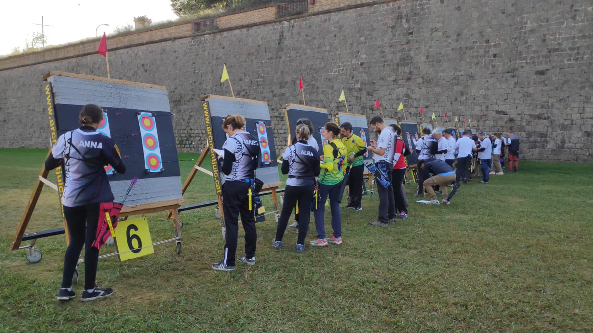 Nova tirada social de sala al <a href="/ClubArcMontjuic/">Club Arc Montjuïc</a> amb un total de 40 participants! 🏹

🙌🏻 Aquest format de lliga permet l'entrenament de qui vol participar a les competicions autonòmiques i nacionals i la posada en contacte de qui encara no competeix a nivell oficial.