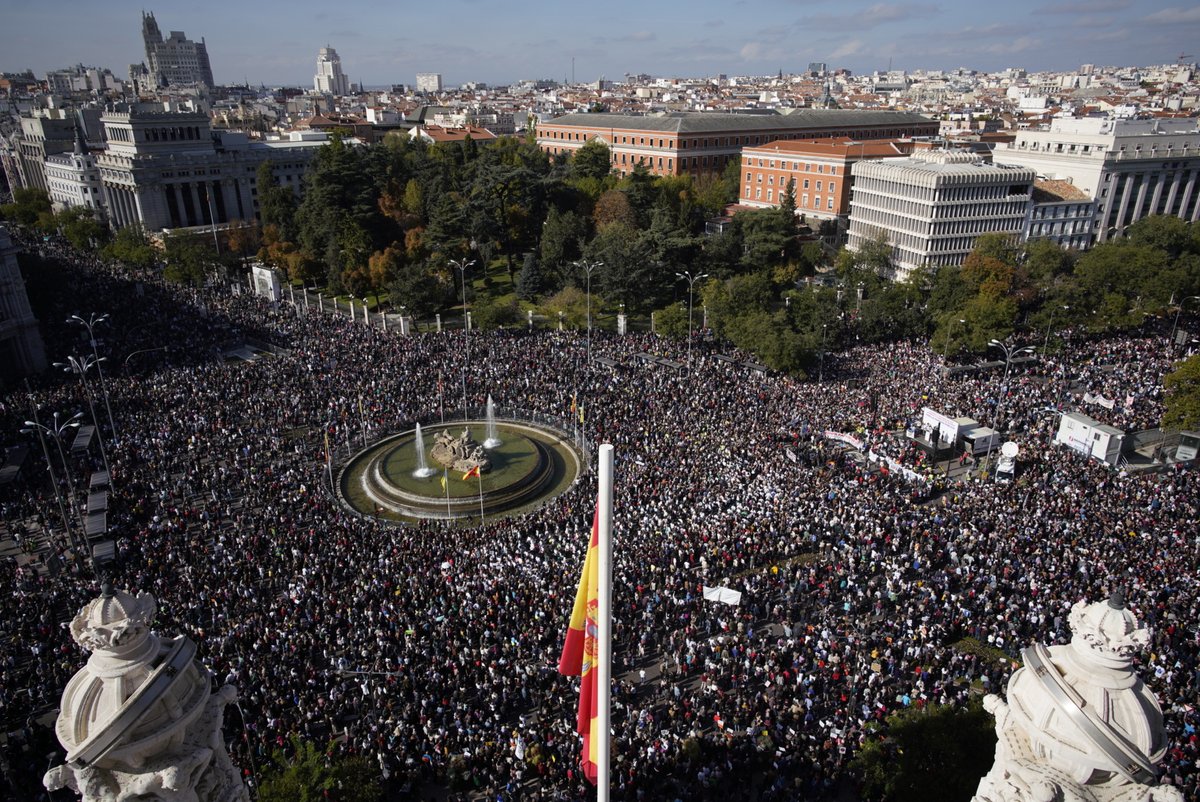 elDiario.es (@eldiarioes) on Twitter photo Cientos de miles de personas toman las calles de Madrid frente al maltrato de Ayuso a la sanidad pública 📸 <a href="/OlmoCalvo/">Olmo Calvo</a> eldiario.es/madrid/lucha-s… #SanidadPública Cientos de miles de personas toman las calles de Madrid frente al maltrato de Ayuso a la sanidad pública 📸 <a href="/OlmoCalvo/">Olmo Calvo</a> eldiario.es/madrid/lucha-s… #SanidadPública