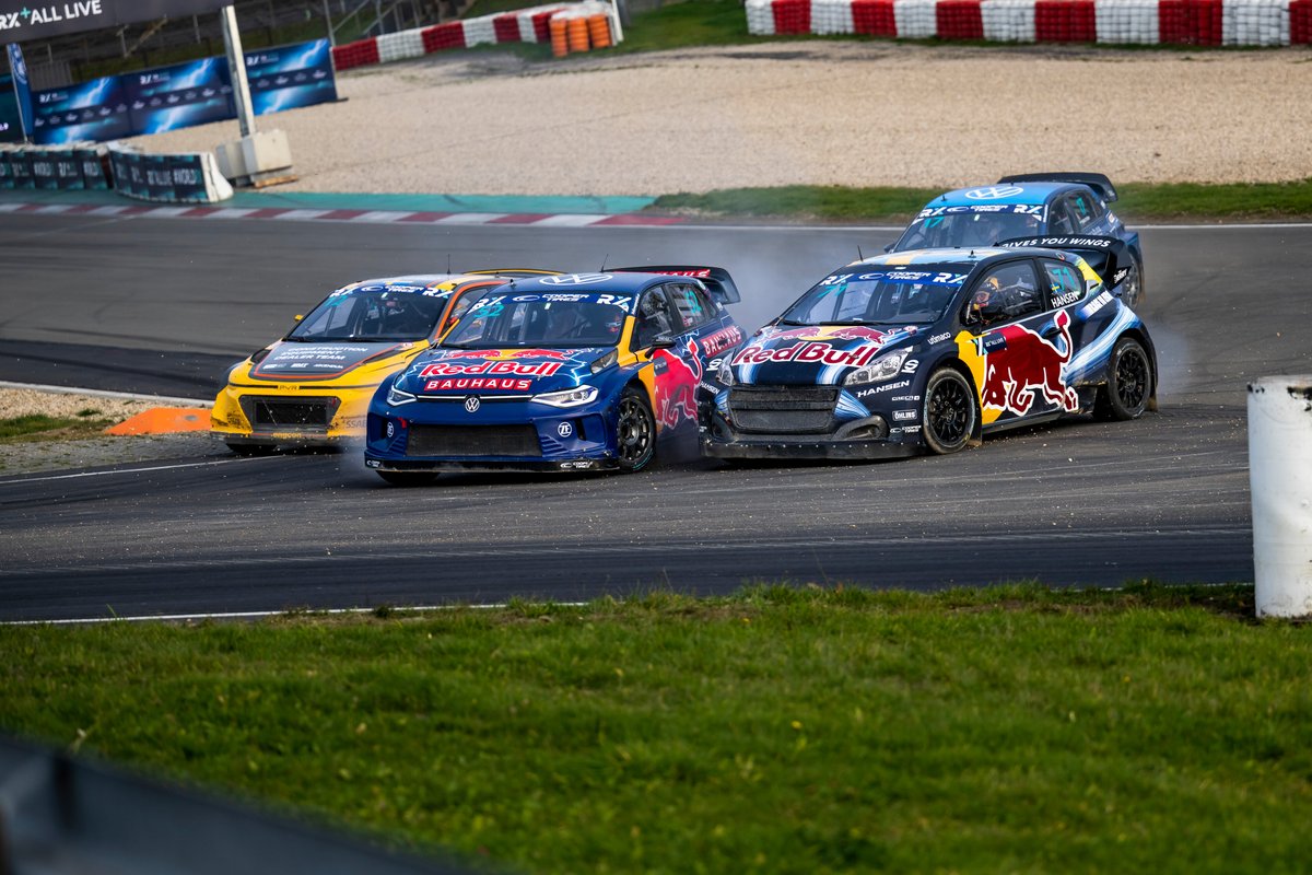 Vēl viens meistarstiķis <a href="/klara_rx/">Klara Andersson</a> izpildījumā 🎯 <a href="/JohanKMS88/">Johan Kristoffersson</a> tiek garām uz džokera rēķina, bet tikai par mata tiesu 🤏
Arī otrs <a href="/cedealerteam/">CE Dealer Team</a> braucējs Gronholms demonstrē atzīstamu sniegumu, #NurburgringRX progresa braucienā, zaudējot vien <a href="/Timmy_Hansen/">Timmy Hansen</a> 👍
📸 #RedBullContentPool