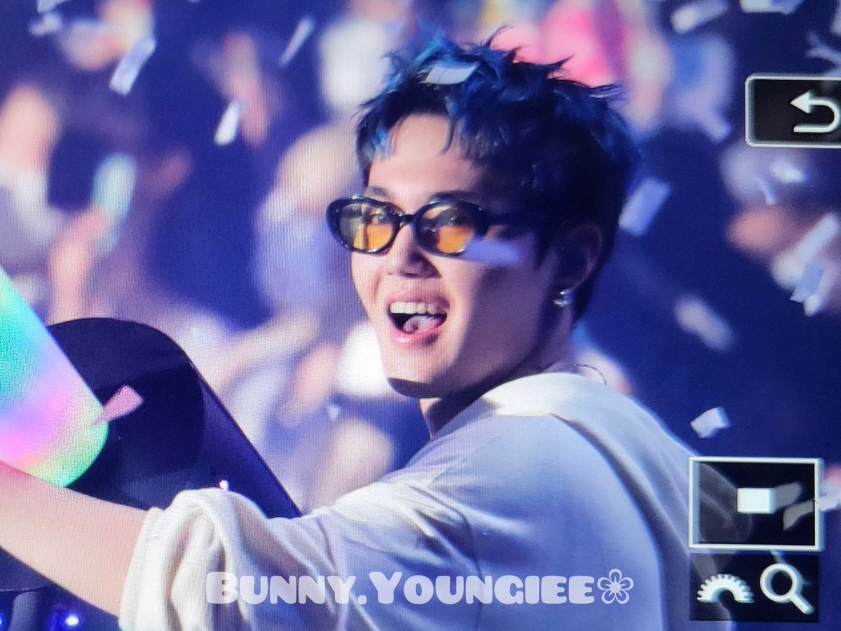 bunny_youngiee's tweet photo. 221112 TREASURE TOUR HELLO 막콘
️
#TREASURE  #트레저  #도영 #DOYOUNG https://t.co/epy4EbM2RI