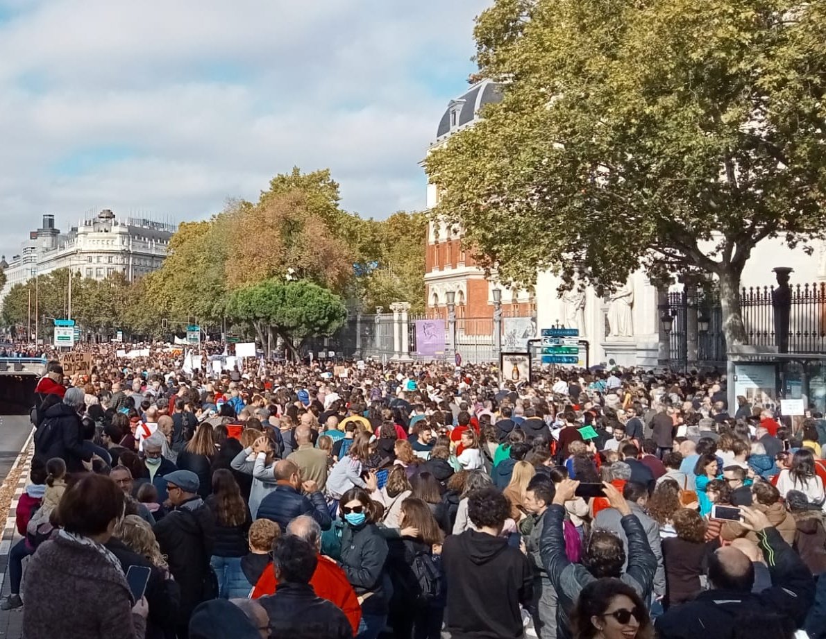 Histórica manifestación en defensa de la sanidad pública madrileña.

Centenares de miles de personas que mandamos un mensaje político muy claro: 

Ni media broma con la sanidad pública, ya está bien de falta de recursos y precariedad!!

#MadridSeLevantaEl13N 
#SanidadPublica