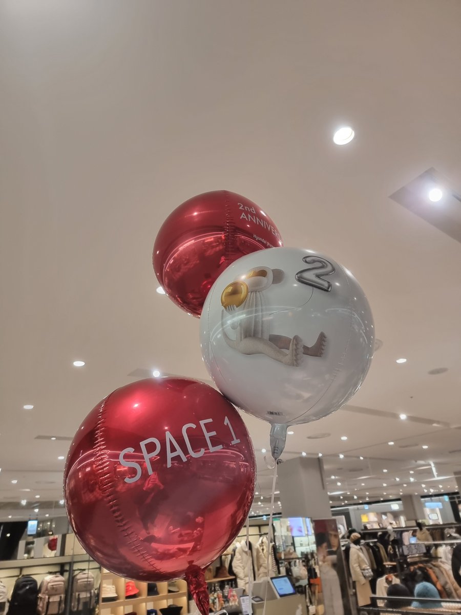BalloonGuyKorea's tweet photo. 이번 11월 4일부터 13일까지 진행되었던 #남양주 #현대프리미엄아울렛 #스페이스원 오픈 2주년 행사로 장식된 아나그램 오브 은박풍선입니다.
각 매장마다 레드 2 화이트 1로 총 3개입니다. 예전에는 5개였는데 이제는 3개네요. 그래도 화이트오브는 예쁘죠.

#anagramballoons #orbzballoon https://t.co/mKIKTdwrpZ