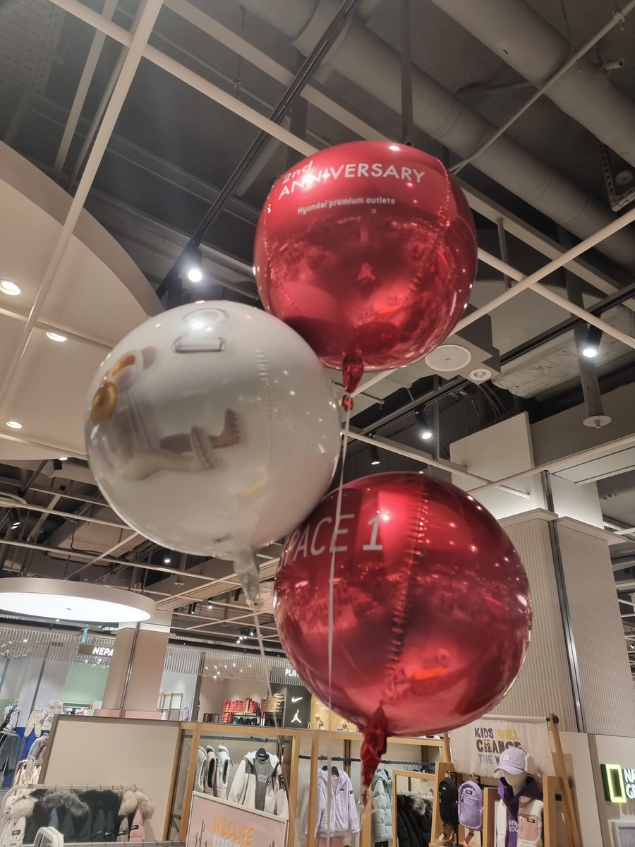 BalloonGuyKorea's tweet photo. 이번 11월 4일부터 13일까지 진행되었던 #남양주 #현대프리미엄아울렛 #스페이스원 오픈 2주년 행사로 장식된 아나그램 오브 은박풍선입니다.
각 매장마다 레드 2 화이트 1로 총 3개입니다. 예전에는 5개였는데 이제는 3개네요. 그래도 화이트오브는 예쁘죠.

#anagramballoons #orbzballoon https://t.co/mKIKTdwrpZ