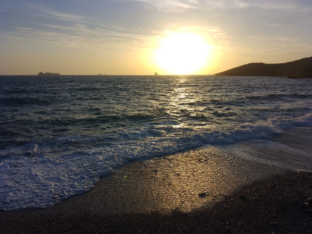 sprogsanddogs's tweet photo. My lad was up early this morning. A good sunrise shot for unpredictable autumn, I think. 

#RosemullionHead #FalmouthBay #Meudon #BreamCove #Falmouth #Beach #Sunrise #Cornwall #Ships https://t.co/QJ2uzAX6us
