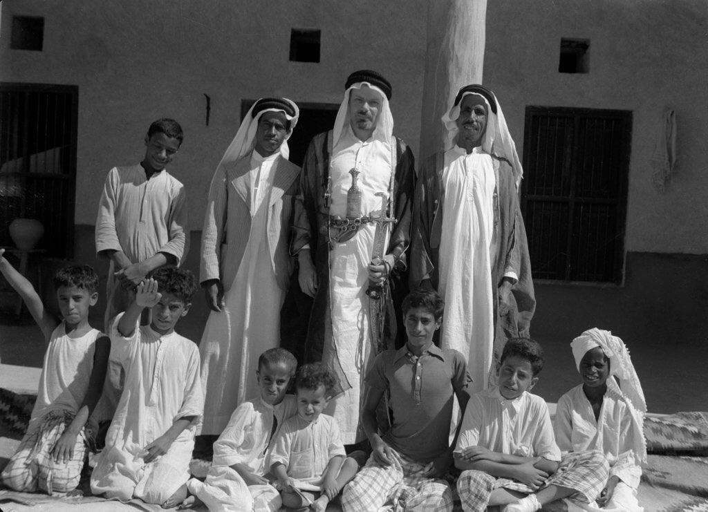 الصورة في الكويت عام 1939م، للمصور والكاتب والبحار الأسترالي آلن فيليرز Alan Villiers مع مجموعة من الأشخاص

وهو الذي وثّق بعض مظاهر الحياة في الكويت وحياة الغوص عام 1939م وله كتاب "أبناء السندباد"
National Maritime Museum