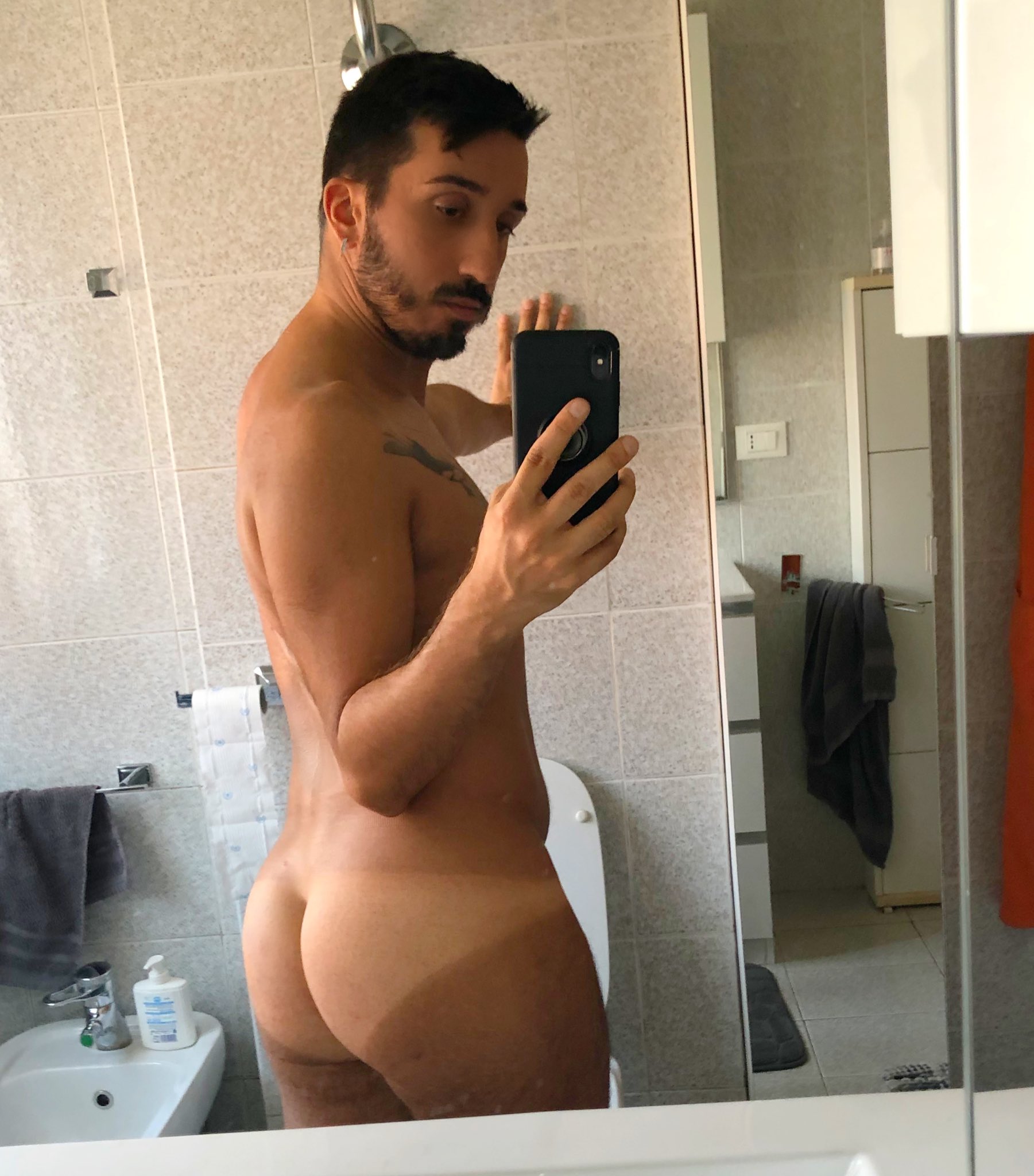 Niente Circle e storie verdi. Il culo lo voglio far vedere a tutti??? https://t.co/v5KD0490yv