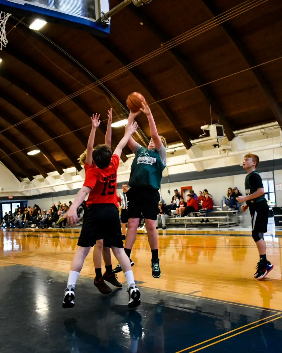mommavarhola's tweet photo. Noble Co competition with the 6th grade today! 💚❤️ Tough playing against your buddies. https://t.co/oNRcdyiLQV