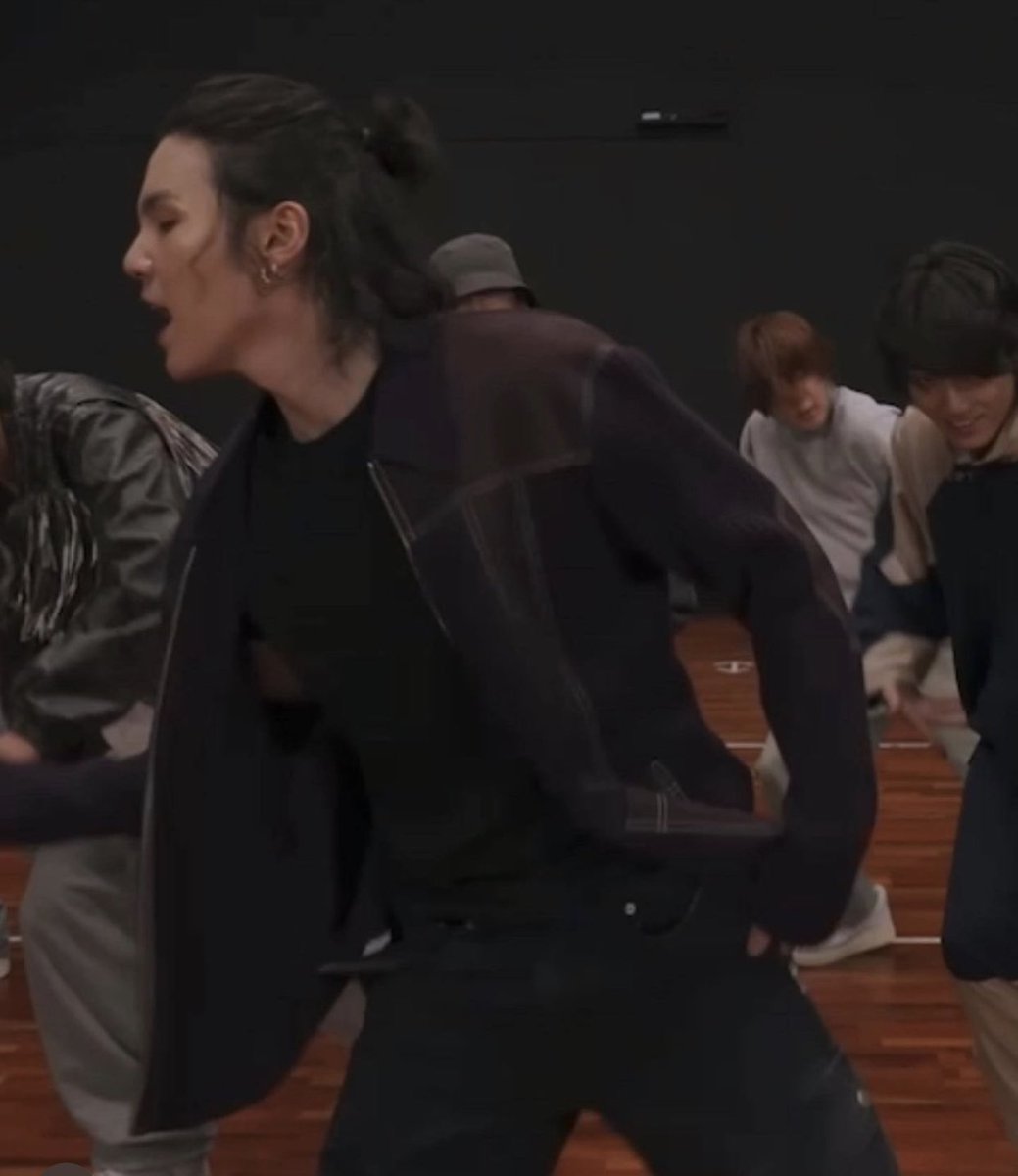 MinYoongiVerse3's tweet image. That little sweaty sliver piece of hair stuck to his cheek and his little man bun…yea I am not ok and need to be peeled off the floor. 😂🤣🤷🏻‍♀️ #MinYoongi has done it again. #RunBTSDancePractice #BigPurr