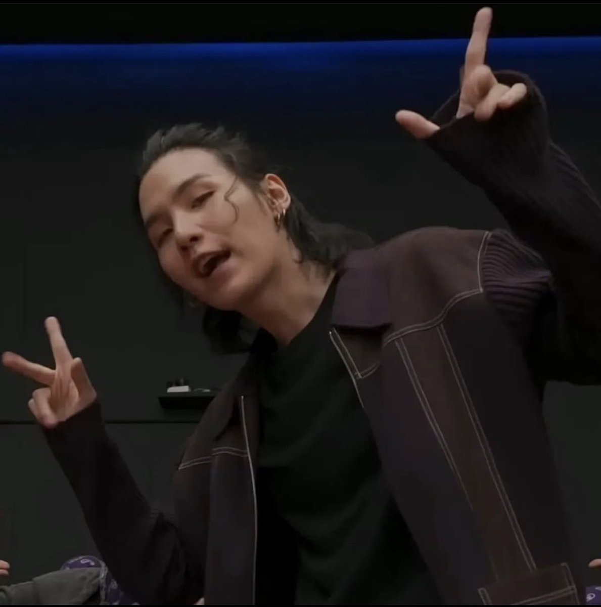 MinYoongiVerse3's tweet image. That little sweaty sliver piece of hair stuck to his cheek and his little man bun…yea I am not ok and need to be peeled off the floor. 😂🤣🤷🏻‍♀️ #MinYoongi has done it again. #RunBTSDancePractice #BigPurr