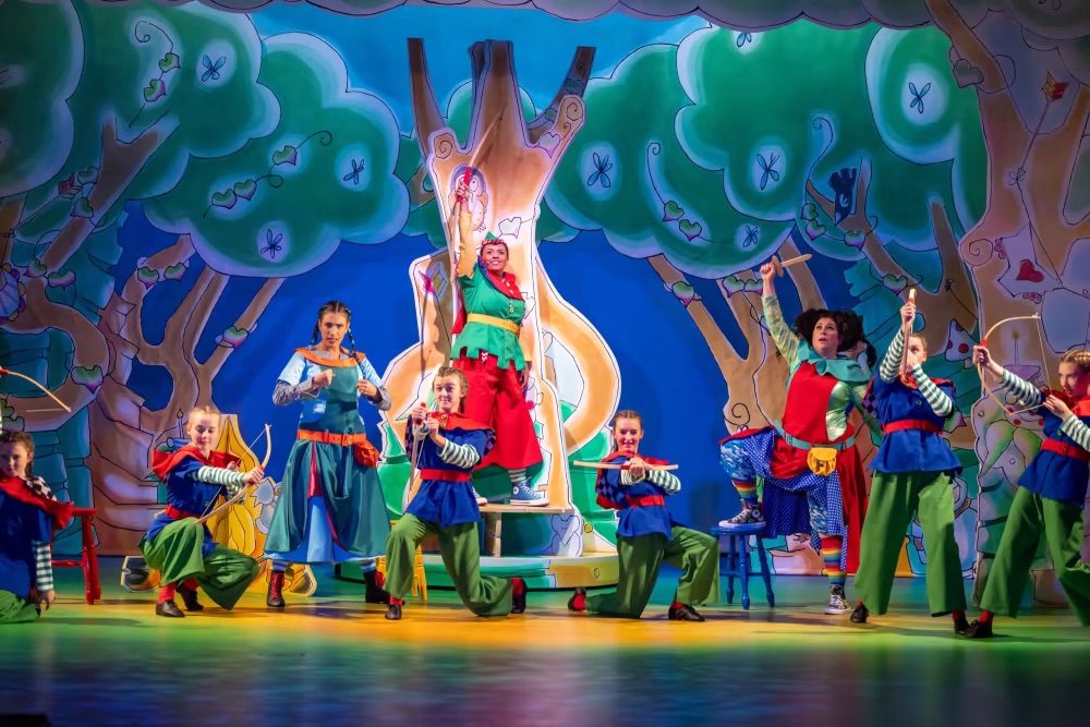 Theatre review: Robin Hood at <a href="/OldhamColiseum/">Oldham Coliseum</a> - britishtheatreguide.info/reviews/robin-…