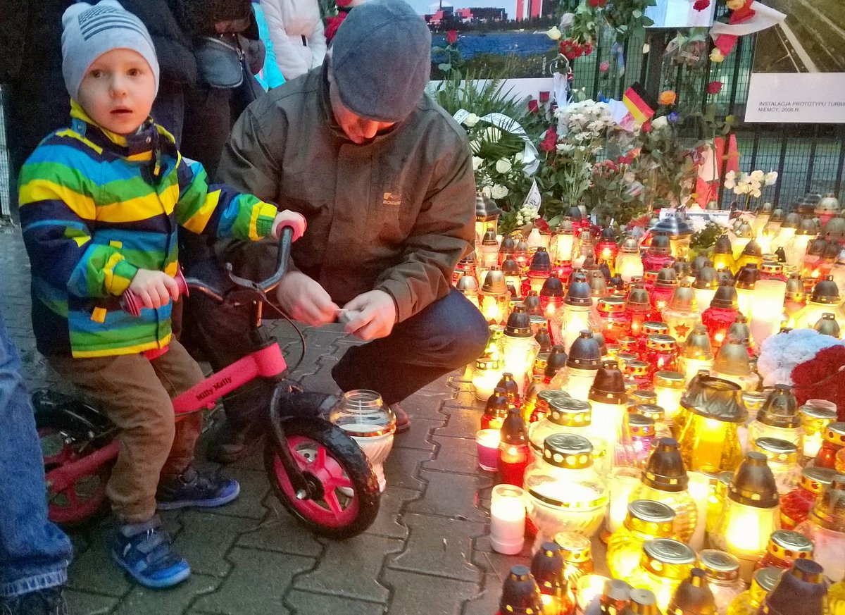 PierreBuhler's tweet photo. C'était il y a 7 ans... Hommage émouvant de la Pologne aux victimes des attentats du 13 novembre 🇫🇷🇵🇱 @Amb_Francji @PLenFrance https://t.co/a8a5GOQobp