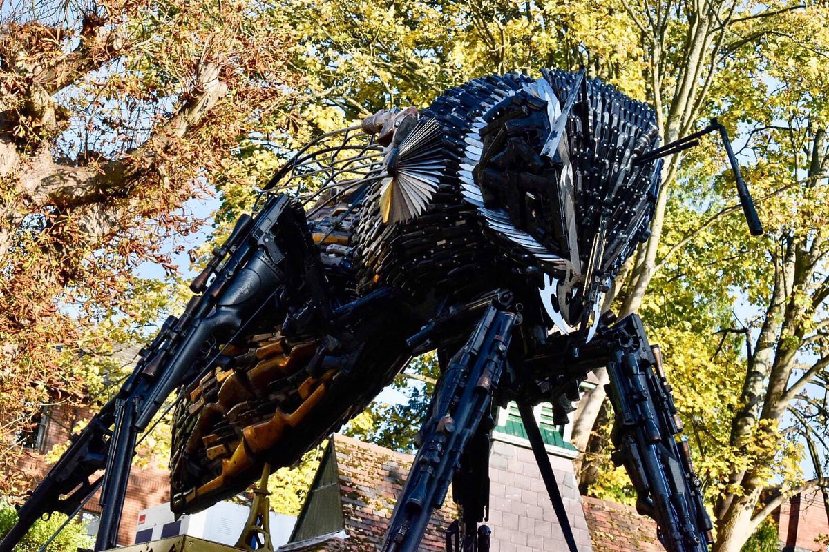 ViBreaking's tweet photo. The Anti-Violence Bee Monument visited Malvern this morning.
 It is 11 feet tall and made from thousands of knives, guns and other weapons. @GreatMalvernUK @MalvernGazette @bbchw @WorcesterHour https://t.co/8dDbpM4ZTG