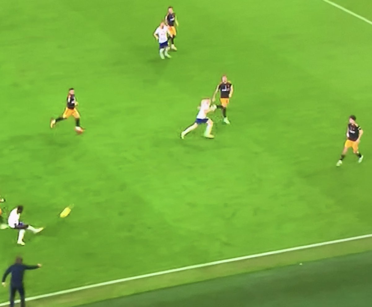 callmeToprex's tweet photo. Kulusevski recognises Spurs have ‘3 players in a line’ - he points to the line of pass to signal to Emerson Royal - then creates space for the pass by sprinting behind the defence for the pass off ‘the point’ Harry Kane - who comes off deeper to play the through pass first time https://t.co/hU0Bhaa8Bf