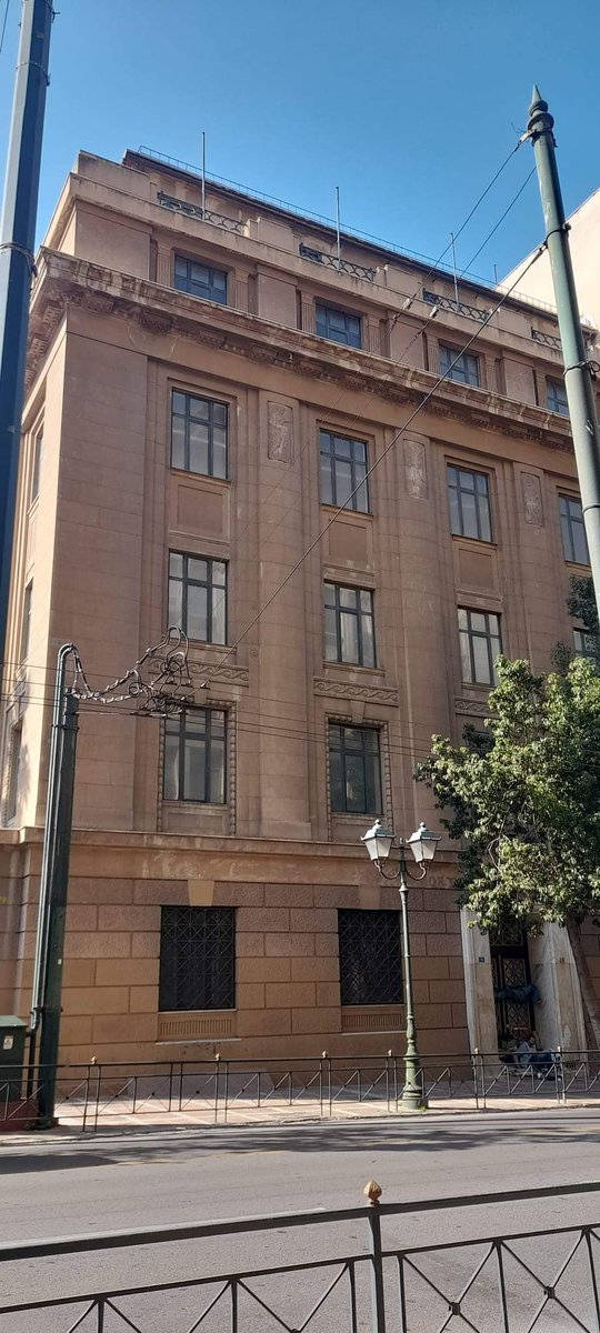 Sol_Lunam's tweet image. Το κτίριο της τηλεφωνικής εταιρίας στη Σταδίου. Μέχρι που πουλήθηκε ο ΟΤΕ στην Deutsche telekom υπήρχε στην είσοδο μια ταμπέλα με τα ονόματα των νεκρών υπαλλήλων στην απεργία τον Απρίλη του 1942
Η ταμπέλα " εξαφανίστηκε" και η απάντηση που έλαβαν οι συγγενείς ήταν αφοπλιστική...