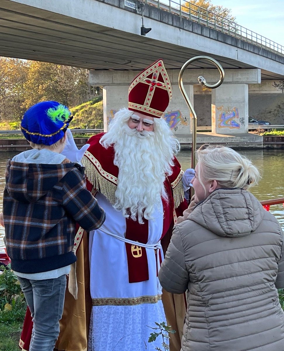 VanMierloCDA's tweet photo. Gelukkig heeft #Sinterklaas ook dit jaar Bornerbroek weer gevonden!
#pakjesboot #pakjesboot12 #sintenpiet #sint #piet @InfoBornerbroek @KulturhusBorner
#welkom https://t.co/SnttksnqIk