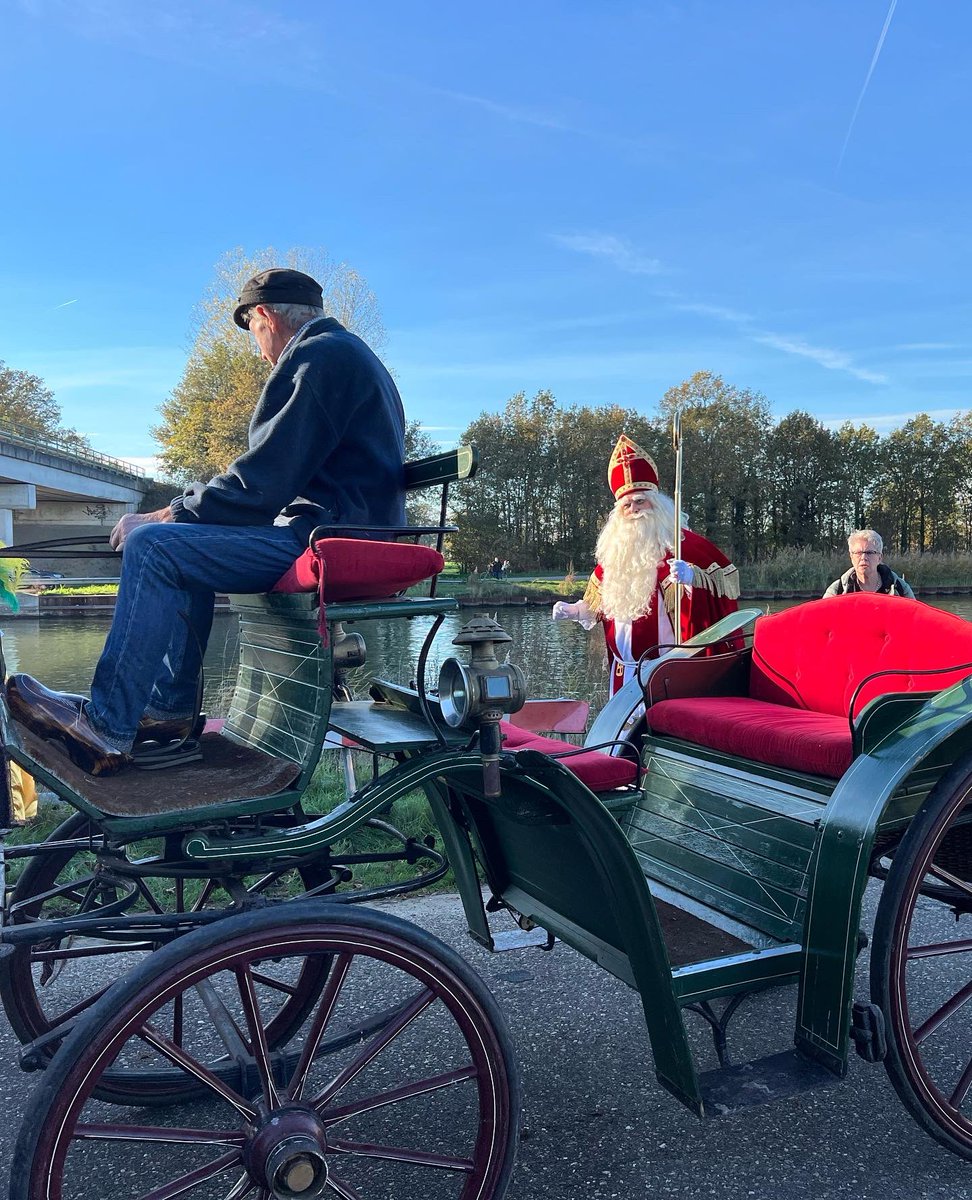 VanMierloCDA's tweet photo. Gelukkig heeft #Sinterklaas ook dit jaar Bornerbroek weer gevonden!
#pakjesboot #pakjesboot12 #sintenpiet #sint #piet @InfoBornerbroek @KulturhusBorner
#welkom https://t.co/SnttksnqIk