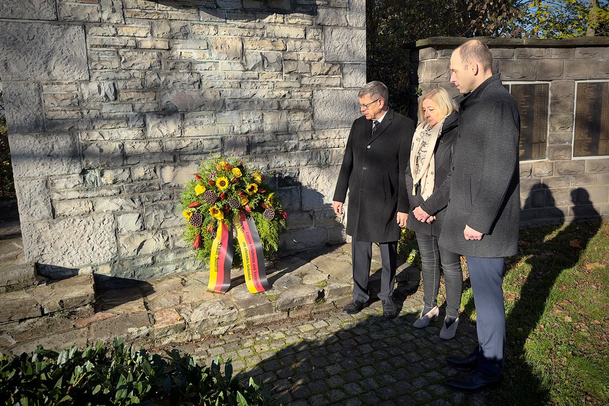 CDUSundern's tweet photo. Am #Volkstrauertag hat die #CDU in Sundern den Opfern von Kriegen und Gewaltherrschaft in Deutschland gedacht. „Diesem Gedenken kommt heute eine noch größere Bedeutung zu, wo mitten in Europa wieder ein entsetzlicher Krieg herrscht“, so CDU-Fraktionsvorsitzender Stefan Lange. https://t.co/jXw3sYCml9