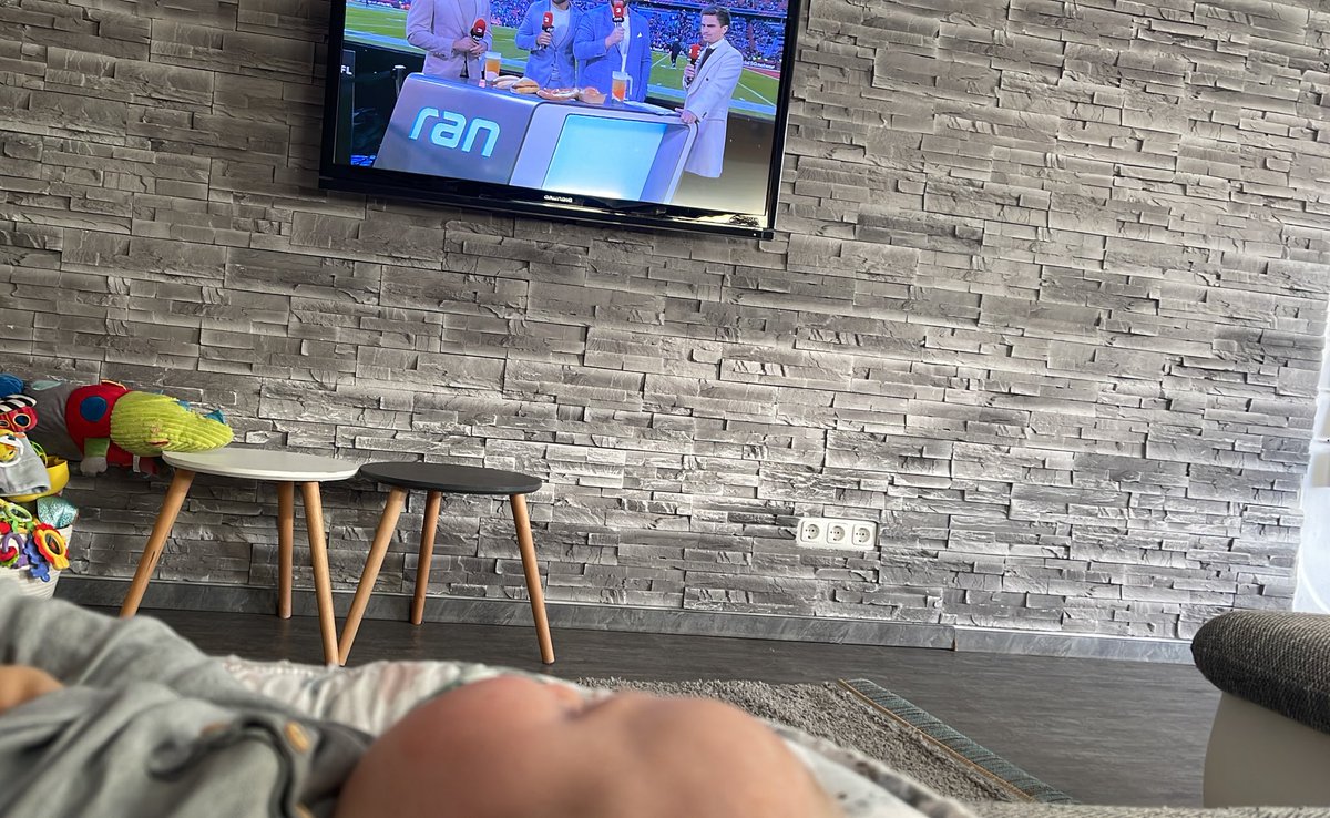 Ganzen Tag Action wegen den ersten Zähnchen, doch geht das erste <a href="/NFL/">NFL</a> Spiel in Deutschland los, ist auch er fasziniert und konzentriert. #ranNFL #NFLMunichGame <a href="/Icke41/">Icke Dommisch</a> <a href="/ransport/">ran</a>