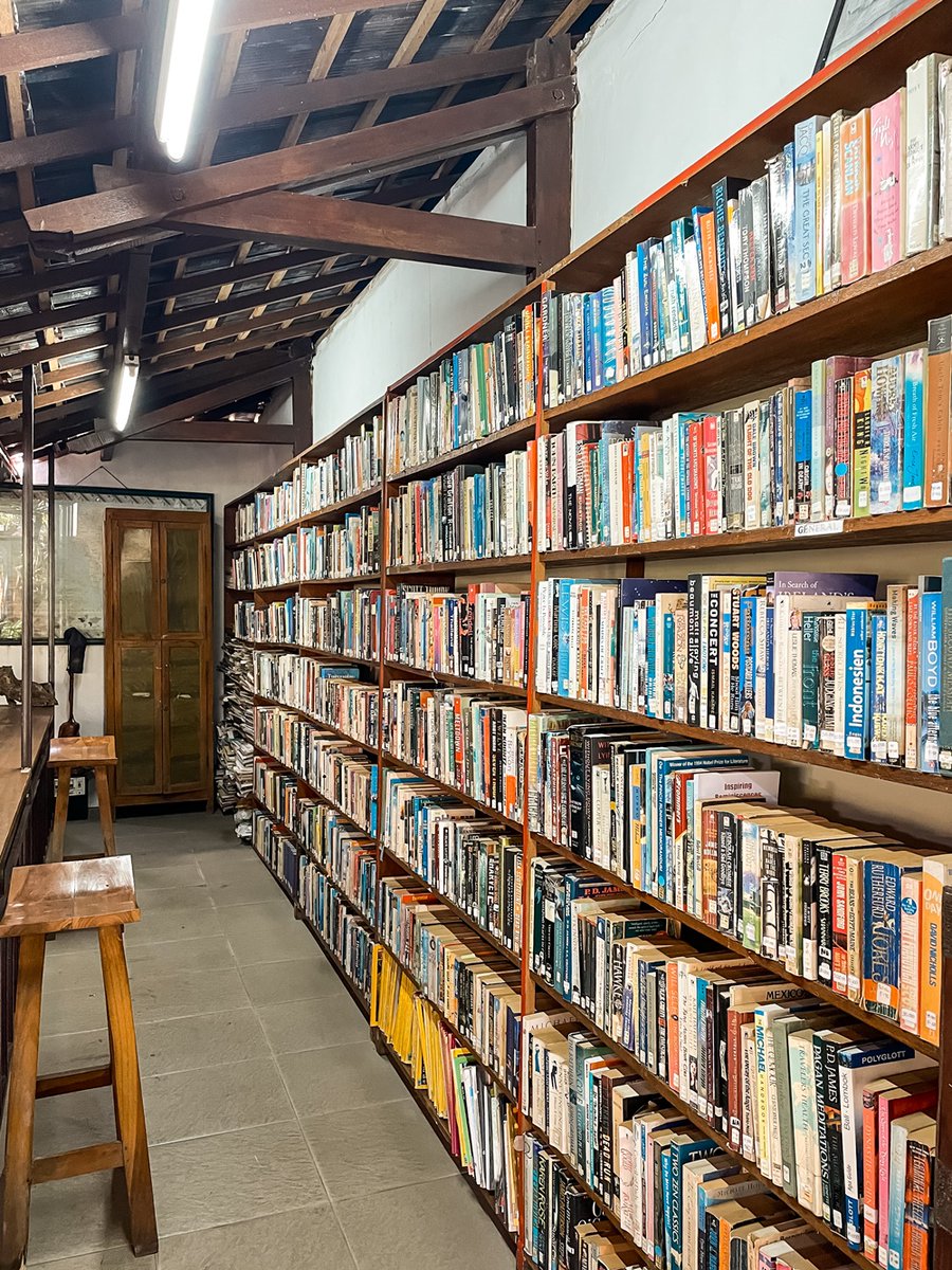 sintiaastarina's tweet photo. Pondok Pekak Library, lebih dari sekadar perpustakaan publik di Ubud, Bali. Di sini ada pula toko buku bekas, guest house, area pertunjukkan seni, sanggar, hingga tempat kursus belajar bahasa Indonesia dan kebudayaan Bali. 

Paket komplet, seruuu! 💯 https://t.co/DFxGZPih3M