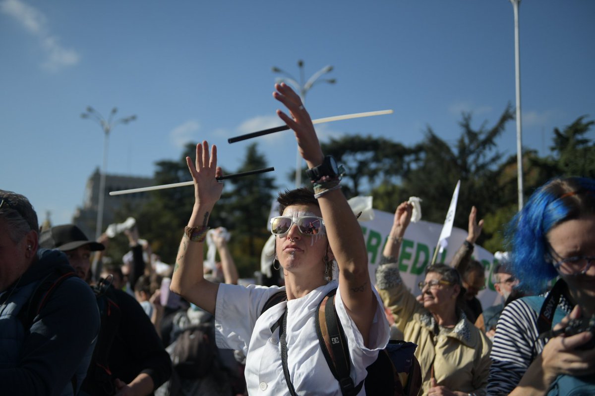 Más de 600.000 personas, según las organizaciones convocantes, han recorrido hoy Madrid en defensa de la #SanidadPublica y en contra de las políticas de #Ayuso.
#SanidadDeTodos #SanidadDeCalidad #SanidadPublicamadrid 
Fotos de <a href="/AlvaroMin/">Álvaro Minguito</a>