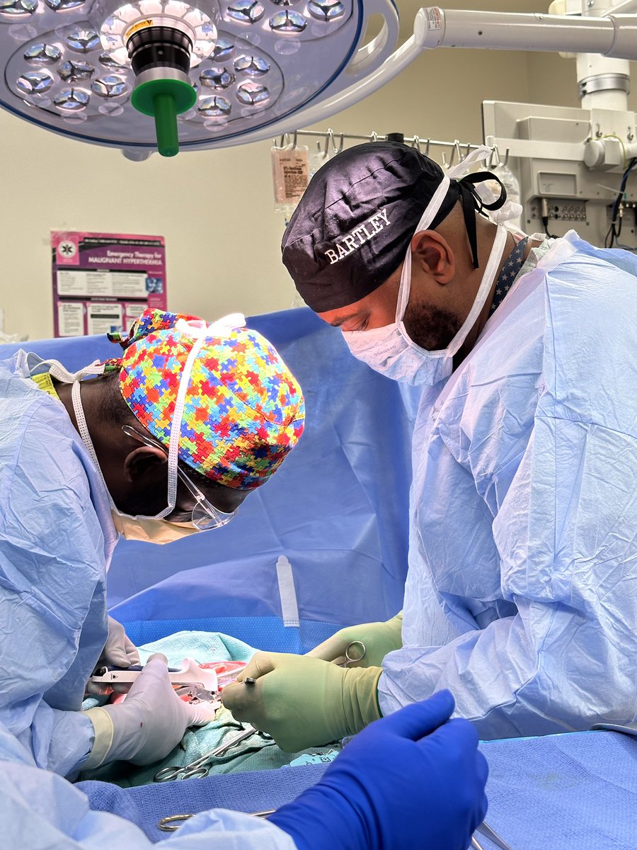 Bartleymgb's tweet photo. No better way to spend a 24-hour trauma shift than with an attending that looks like you. #firsttime https://t.co/RjfJ84Jten
